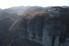 湘西神秘的八面山，公路房子建在悬崖绝壁上，住着的人胆子真大视频封面