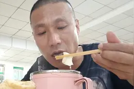 医院食堂平价晚餐，馄饨汤现点现煮，大家排队等着吃。视频封面