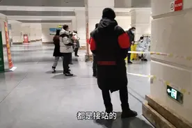 去哈尔滨火车站接人，看看出站口那边啥情况？视频封面