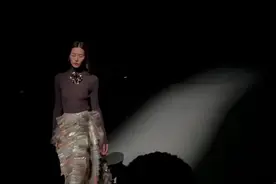 DAZZLE 2021秋冬敦煌大秀—大表姐刘雯压轴亮相视频封面