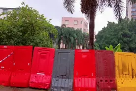 打工妹在广州服装厂因疫情，一年封控两次，让外来务工人真挺不住视频封面