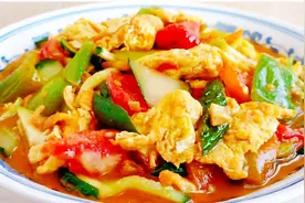 没想到黄瓜辣椒西红柿这样做竟然出奇的好吃，酸辣开胃，下酒下饭