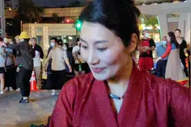 网红锅庄舞...搞多媒体的帅哥也加入舞池，西娆姐姐远镜头处境。