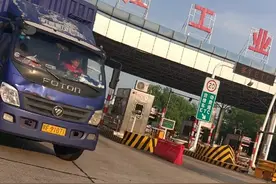 高速出口堵车超过200米应当免费放行，听听美女领导解释的合理吗视频封面