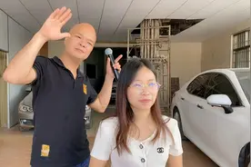 这个光头大叔唱歌很好听！旁边的妹仔开心的不得了视频封面