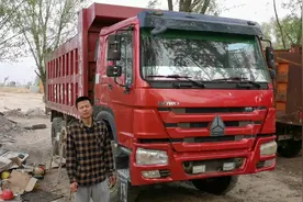 5.6+1.7米大箱的豪沃后八轮翻斗车