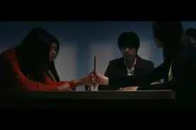 美女和闺蜜请来笔仙，怎料被笔仙上了身，这表情太诡异图片