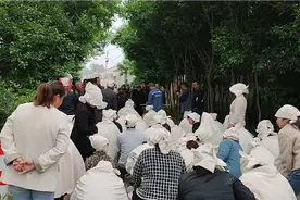 实拍安徽淮北农村白事习俗，吹着唢呐，全部孝子跪着迎接娘家人视频封面