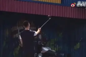 【黄景瑜】《秒拍娱情》鲸鱼跟粉丝合照。