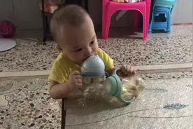 左手奶瓶右手水杯视频封面