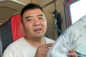 卡车吕哥去修油箱还没修理好，后视镜被人撞坏了，怎么赔偿合适视频封面