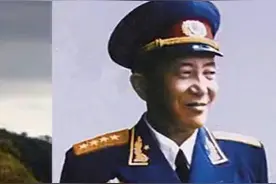政委到底是个什么职务？军长和军政委哪一个实权更大？视频封面