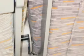 高铁充电口在哪找