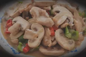 #平时炒出来的口蘑总是呈黑色，这里教你一个小妙招炒出来更鲜香