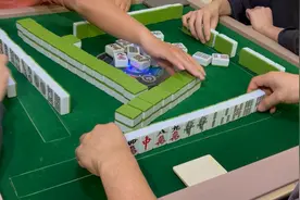 工地大哥休息来打麻将了，打牌技术大家都说666。能再休息几天了视频封面