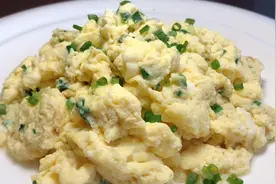 厨师长教你水炒鸡蛋的家常做法，步骤详细，鲜嫩蓬松下酒又下饭视频封面