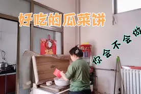 一碗面粉加一个西葫芦做好吃的，调成糊烙饼子，肉肉的，好解馋。