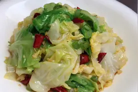 厨师长教你炝拌圆白菜的家常做法，步骤详细，开胃解腻下酒又下饭视频封面