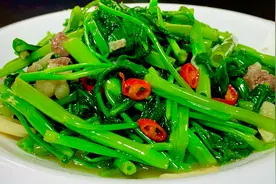 炒空心菜直接下锅炒就错了，总厨教你饭店不外传技巧，翠绿又好吃