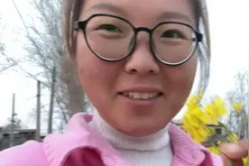 带孩子去油菜花地里玩，儿子先摘一个花送给我，妈妈心疼花弄倒了视频封面