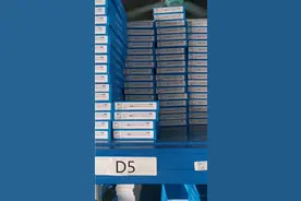 钢化膜通用型号全印在盒子上，比如全屏40几款可通用200多款视频封面