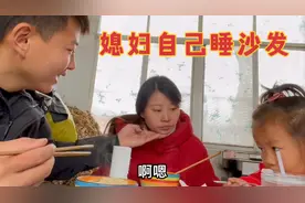 女儿感冒睡觉打呼噜，媳妇吵的半夜睡沙发，模样既可爱又让人心疼视频封面