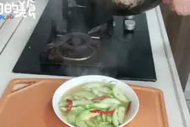 炒水瓜有人焯水，有人过油，正确做法，不出水不发黑。