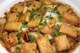 厨师长教你白菜炖豆腐的家常做法，步骤详细，软烂入味下酒又下饭