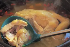 清炖三黄鸡汤简单的做法，汤汁鲜肉至嫩无腥味，营养美味又滋补