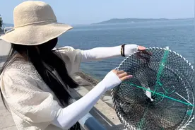 海边钓螃蟹的笼子到处都是！为什么绳子要这么长！看这太震撼了！视频封面