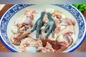 炖鸡汤，最忌直接炖！不然肉味营养全跑光，教你一招，好喝又不腥视频封面