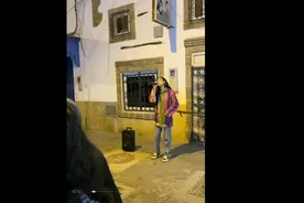 摩洛哥女歌手iam迪娜街头唱中文歌 好听