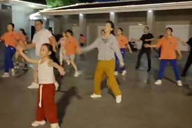小孩给大人领舞，广场舞《三两三》  夷陵区老年大学广场健身队