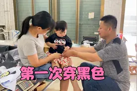 小若汐添两件新衣服，自己拿起来就往身上穿，这么小就知道臭美了视频封面