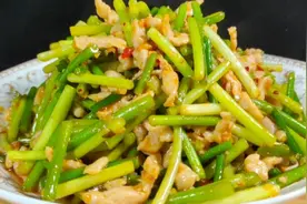 炒蒜苔肉丝先炒蒜苔还是先炒肉丝，好多人做错了，教你正确做法视频封面