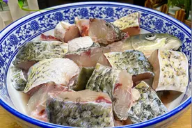 草鱼特色做法铁锅炖，教你饭店不外传秘诀，鱼肉鲜嫩入味是真香视频封面