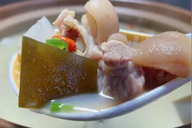 炖猪蹄汤时切记不要直接下锅炖，诀窍告诉你，汤汁奶白软糯浓香