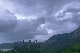青岛今天下大暴雨的原因找到了。视频封面