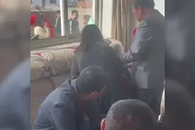 新郎接亲被堵门1小时 新娘母亲气得吃了两次救心丸视频封面