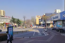 鹤壁市山城区毛主席像路口，干净卫生，井然有序，一片祥和景象视频封面