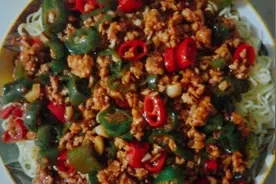 辣椒肉沫拌面！香辣过瘾，做法简单！一次可以吃一大盘！