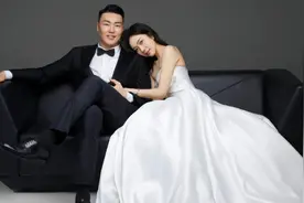 李根晒结婚1周年合影！娇妻年轻美艳已生1子，前妻颜值很高是京籍