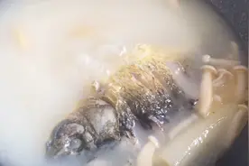 金牌月嫂总结管用下奶食谱月子里通乳下奶鲫鱼汤的做法，汤鲜味美视频封面