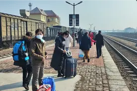 坐绿皮硬座车，看看人多不多，都有座吗，还像以前那样有站着的吗