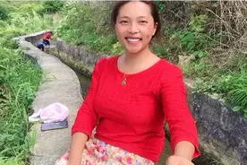 在云南大山里，苗族人家没有洗衣机，只能到河边洗衣服，洗头洗澡