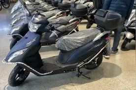 铃木UU125摩托车，是最舒服的摩托车，腿部伸展最好！视频封面