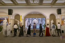 杨紫一蹦一跳地唱歌，还不停的煽动她的披风，好听又可爱。视频封面