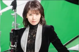 一首《错的是你伤的是我》旋律凄凉歌词情深句戳心催泪感人肺腑