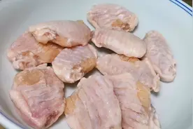 解冻鸡翅，用水泡是大错，教你一招，5分钟解冻好，跟新鲜的一样
