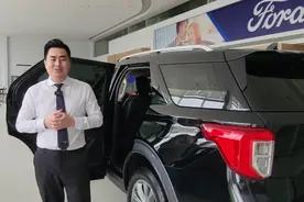 全新探险者钛金版和风尚版在第二排的细节对比，大家可以参考一下